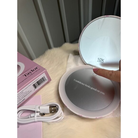New Fancii Taylor Rechargeable Light Up LED Compact Mirror Rosette Ribbon Bows - Picture 2 of 11